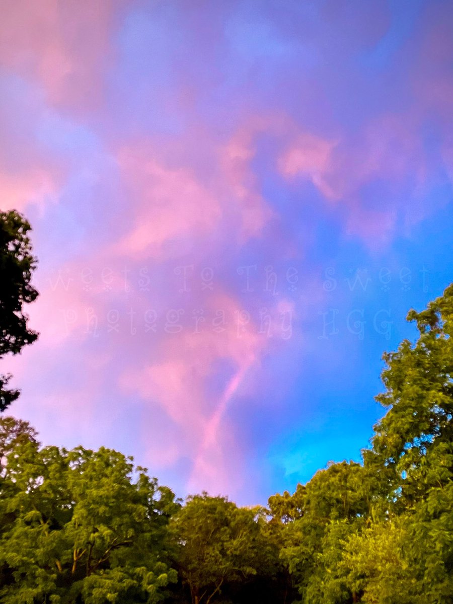 1ExquisiteKiss's tweet photo. So…the #sky #fuckingrocked #tonight 🔥🔥🔥 #rainbows and #fire #skyporn #cloudporn #panoramicfun #instaclouds #instafire #fireinthesky #rainbowbrite #cloudywithachanceofmeatballs https://t.co/0vlyqmruC3