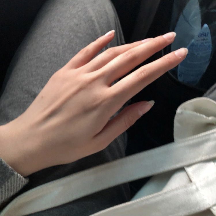 _TheBeautyHacks's tweet photo. Her hand:                               Her happiness: https://t.co/iYgLTuPWa9