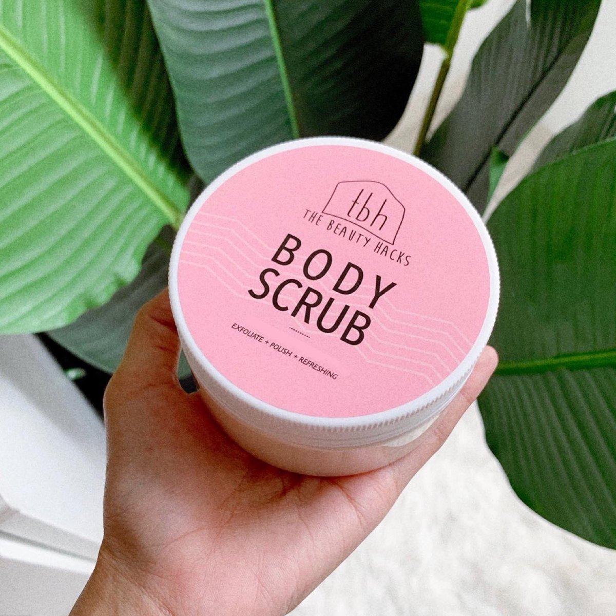 _TheBeautyHacks's tweet photo. Her hand:                               Her happiness: https://t.co/iYgLTuPWa9