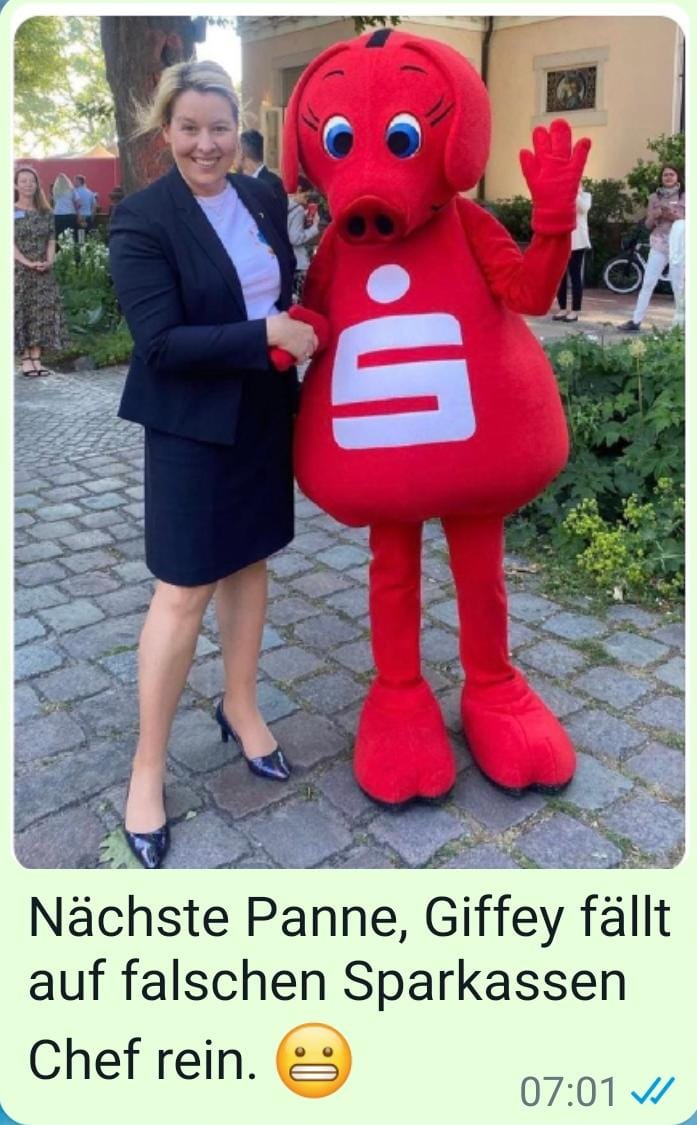 ChHaussmann's tweet photo. @Brennstoff Zum 3.Welt Sumpf von #Berlin gehört eben nicht nur die #Wahlpleite, #Tafeln, #Wohnungsnot, #Minijobs, #Clankriminalität, #Altersarmut, #Bildungsnotstand etc, sondern auch das #Absahnen der #Politiker unter Expertise von Frau Dr #FranziskaGiffey, gerne auch im #Dienstwagen 💶🤗 https://t.co/7Wx8vQDDve