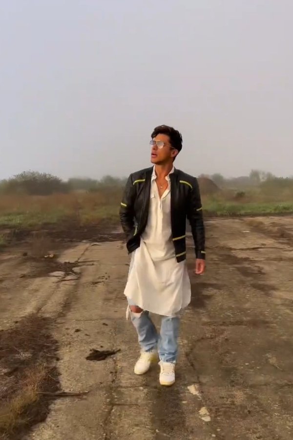TheTeesraEye's tweet photo. Close your Eyes 😌 to Old ENDS and 
Open your Heart 🫶 to New BEGINNINGS 
@realsehajpal 🌅🧡💫

Good Morning ALL 🌞

#PratikSehajpal #PratikFam https://t.co/SNfOUZZZdr