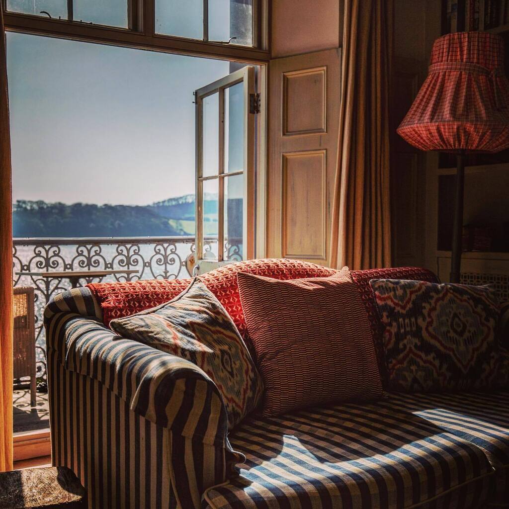 A favourite spot for reading, chatting or just chilling 💙
.
.
#stmawes #stmaweshotel #summer #roselandpeninsula #interiorstyling #seasidestyle #roomwithaview #terraceviews #stmawessights #interiordesign instagr.am/p/Cf8NUa3o0sP/