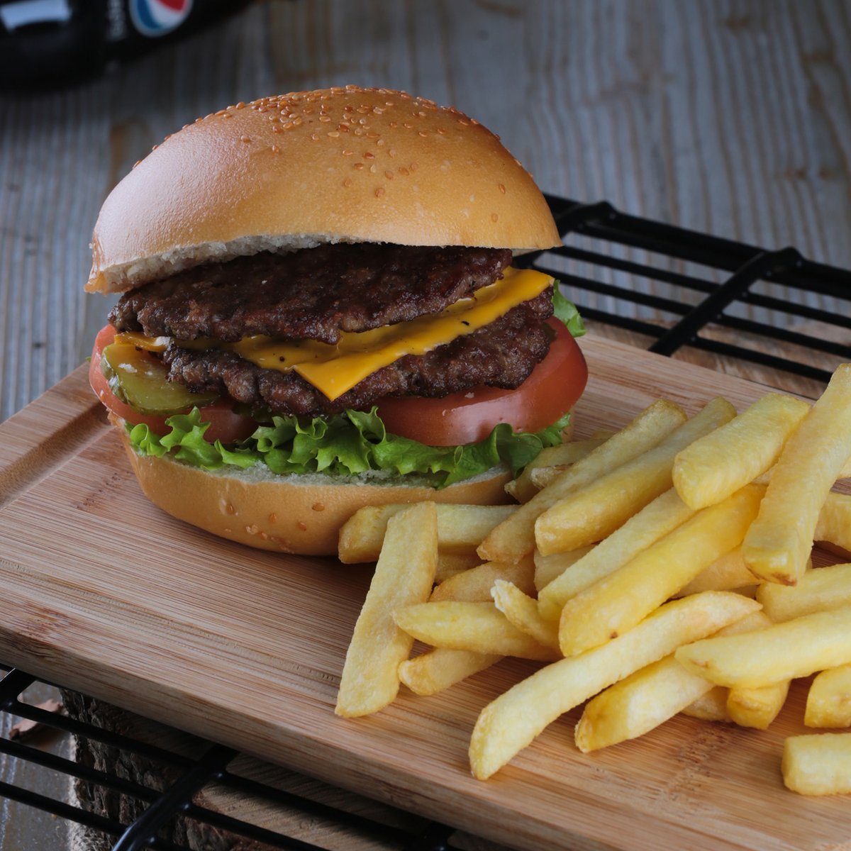 Hamburgerde köfteyi iki kat sevenler için el yapımı köfteyle hazırlanan Jumbo Burger! 😍