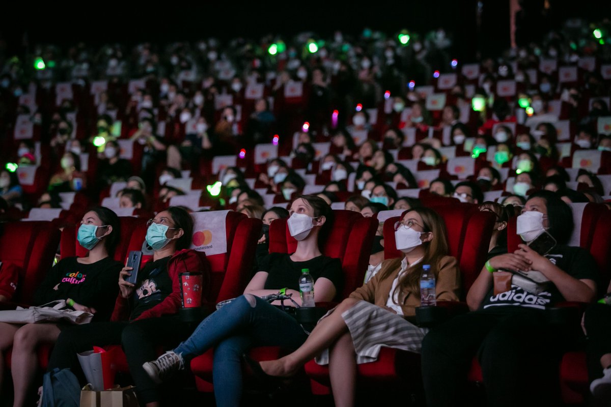 WeLoveSF's tweet photo. ⚽️🔥เก็บตกภาพบรรยากาศสุดมันส์
ในงาน THE MATCH BANGKOK CENTURY CUP 2022
LIVE VIEWING AT SF CINEMA
💥จัดเต็มบนจอยักษ์ เอ็กซ์คลูซีฟ เฉพาะที่ เอส เอฟ เท่านั้น
#THEMATCHBangkokCenturyCup2022
#THEMATCHatSF
#redworld #JacksonWang
#ศึกแดงเดือด #MANLFC
#SFcinema 🍿❤️ https://t.co/azf30gKRh5