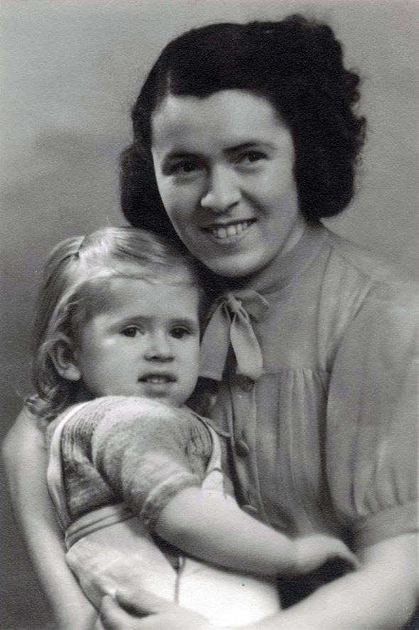 YadVashemFr's tweet photo. Le #13juillet 1942, Esther Frenkel écrit à sa soeur Leah réfugiée en #zonelibre : "Mes très chers, comment allez-vous ? Chez nous, rien de neuf."
Trois jours plus tard, Esther et son fils Richard, 2 ans, sont raflés au #VeldHiv. Ils ne reviendront pas.
https://t.co/j1f8CyOYzc https://t.co/JpuVL1PVfA