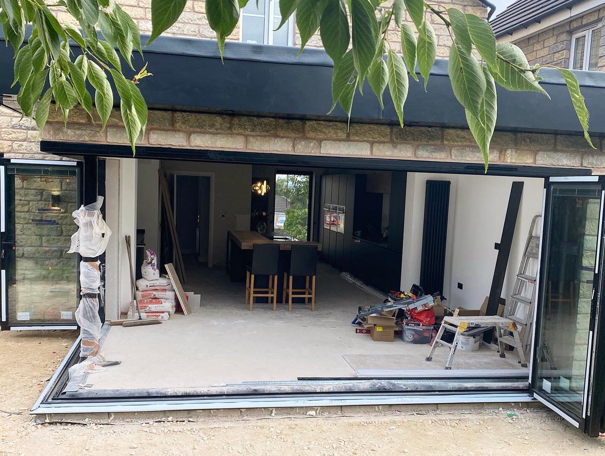 WARWICK_DEV_LTD's tweet photo. The ultimate wow factor! 😍
Beautiful black #aluminium #cornerlessbifold &amp; 3 pane bifold with integral blinds supplied &amp; fitted by our team 🙌👏 

▪️Smart aluminium manufactured and fitted by us 
▪️ Extension @ Sheaf Construction Ltd
▪️Integral blinds @MorleyGlassGlaz https://t.co/OpJVnXXPsT