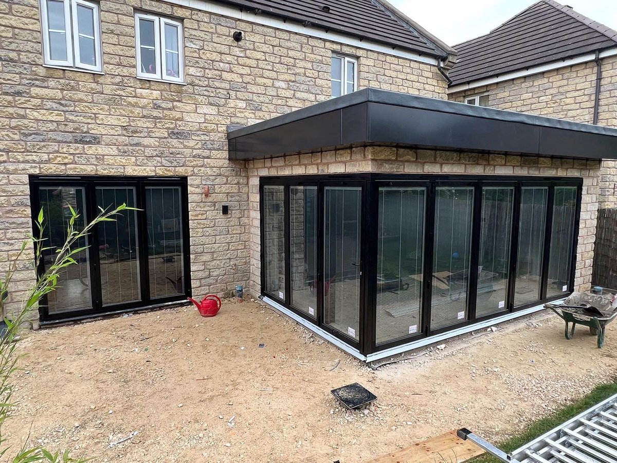 WARWICK_DEV_LTD's tweet photo. The ultimate wow factor! 😍
Beautiful black #aluminium #cornerlessbifold &amp; 3 pane bifold with integral blinds supplied &amp; fitted by our team 🙌👏 

▪️Smart aluminium manufactured and fitted by us 
▪️ Extension @ Sheaf Construction Ltd
▪️Integral blinds @MorleyGlassGlaz https://t.co/OpJVnXXPsT