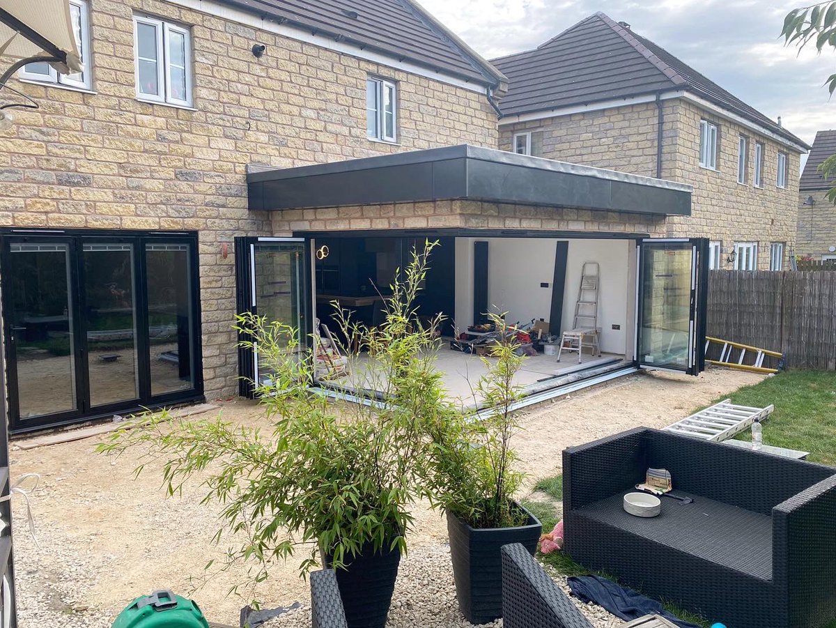 WARWICK_DEV_LTD's tweet photo. The ultimate wow factor! 😍
Beautiful black #aluminium #cornerlessbifold &amp; 3 pane bifold with integral blinds supplied &amp; fitted by our team 🙌👏 

▪️Smart aluminium manufactured and fitted by us 
▪️ Extension @ Sheaf Construction Ltd
▪️Integral blinds @MorleyGlassGlaz https://t.co/OpJVnXXPsT