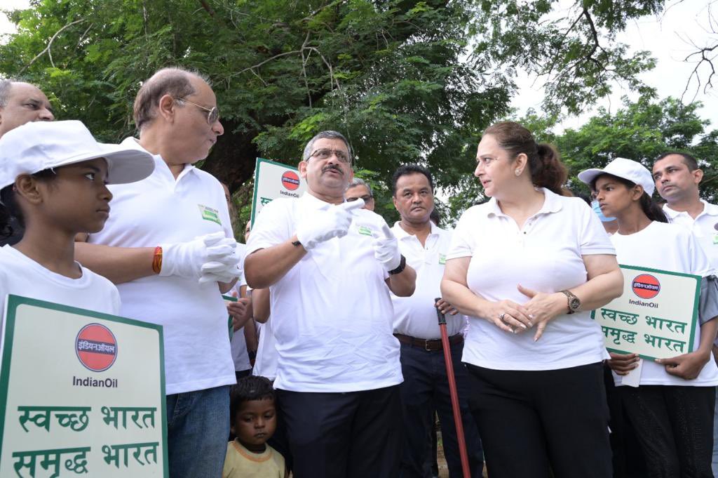 DelhiIocl's tweet photo. Inauguration of Cleaning of Maa Anandmayee Lake by Sh. Ranjan Kr. Mohapatra, Dir(HR), Sh. Shyam Bohra, ED&amp;SH, DSO &amp; Sh S.G.Bhagwat, ED(ER&amp;CSR)

A step towards Clean &amp; Prosperous India!

@IndianOilcl @PetroleumMin @swachhbharat @ChairmanIOCL @DirHR_iocl @DirMktg_iocl @Bohrashyam2 https://t.co/52C3dLVC8W