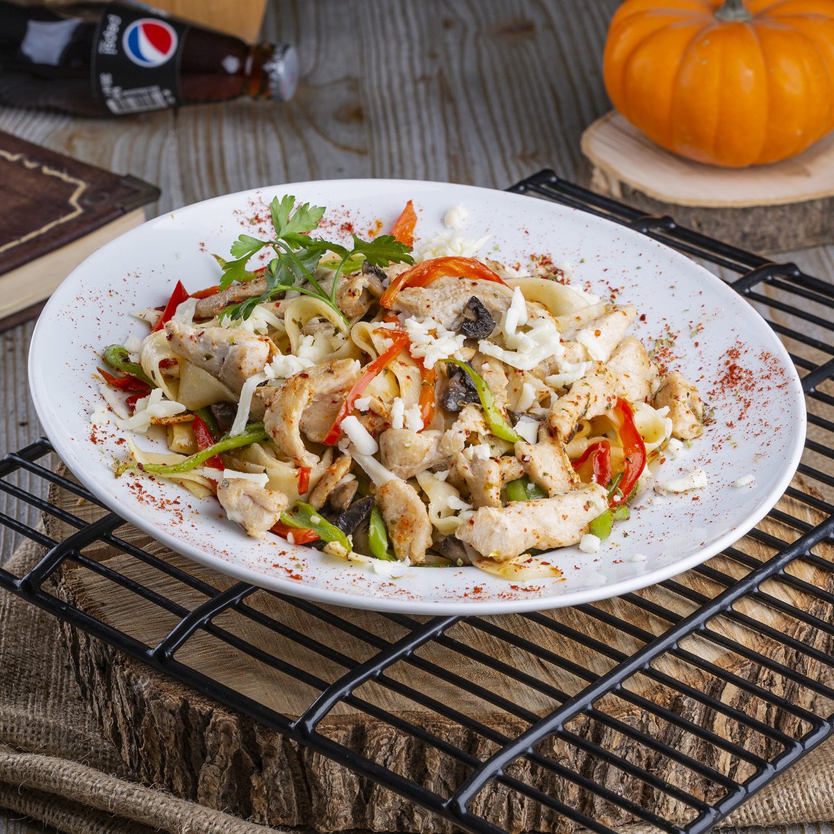 Görünümü şahane, lezzeti efsane Tavuklu Mantarlı Fettucine...😍 Bu lezzeti denemeniz için Hoşbeş'e bekliyoruz! 😊💚