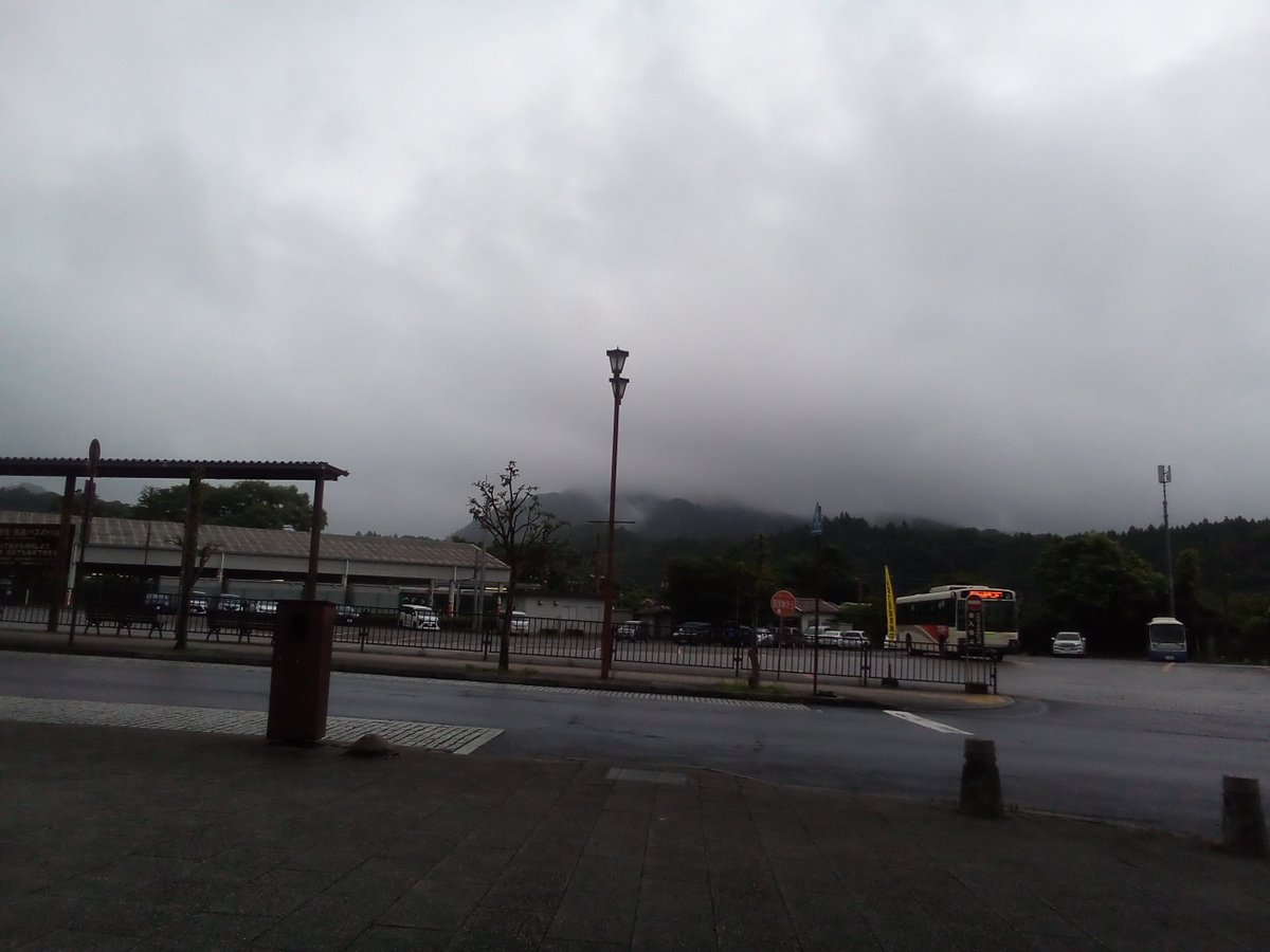 本日もあいにくの雨ですね...😂
ジメジメした雰囲気ですが、今夜はスマイルバーでパーっと飲んで今週もあと半分頑張りましょう😆
日光スマイルバー17時オープンです🍻

明日7/14(木)お休みで
明後日７/15(金)は営業いたしますので、是非遊びにきてください😊👏👏