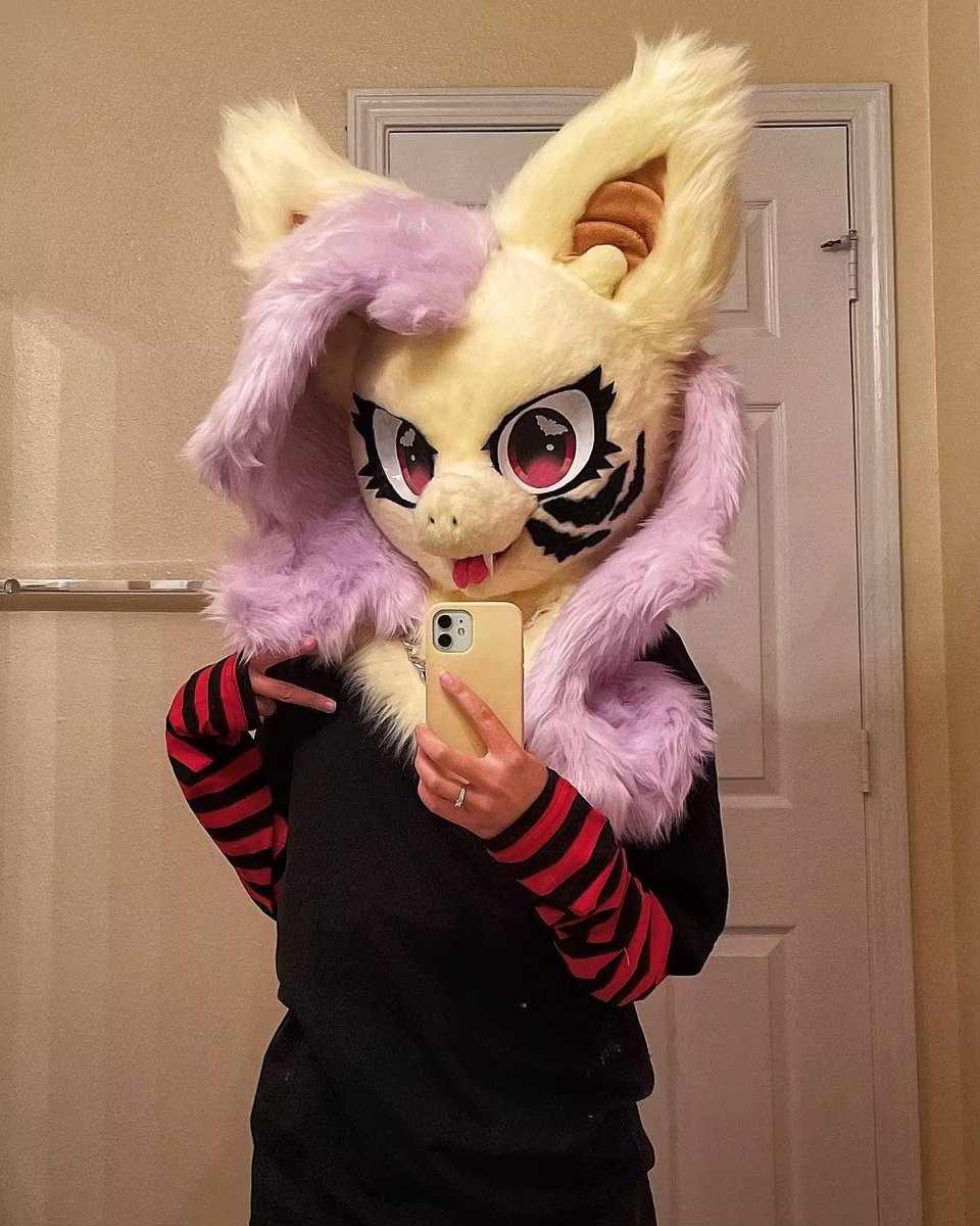 limeythecheetah's tweet photo. Almost missed #PortfolioDay !!˃ʍ˂ Catching the tail!
I’m a fursuit maker and I make pony&amp;furry suits and plushies!💚💜 Here are my most recent work. (●'◡'●) https://t.co/tRStXR9S0L