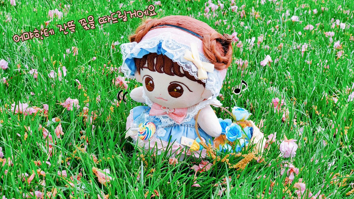 🌺쥬니의 나홀로 외출🧺 (1/2)

요즘 통 집에 갖혀있느라 창밖을 보며 사탕은 도대체 언제 사러갈수 있냐구 속상해하던 가여운 쥬니🤧 

결국 큰맘먹은 쥬니는 혼자 사탕을 사러나가보기로 했어요🍭💨

사탕을 사오는 길에 어먀에게 줄 예쁜 꽃도 잔뜩 따오기 위해 바구니도 챙겼답니다🧺🌺

이어서⬇️