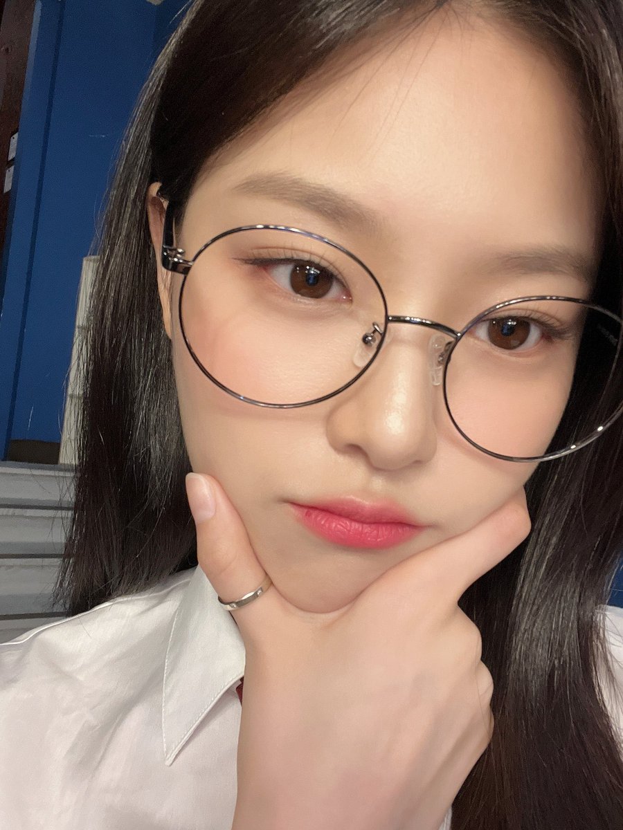 aeongsi's tweet photo. it's really been awhile since the last time i put this outfit on :O two days ago!! we went to a fansign and decided to wear our old uniform back from our highschool. best way to reminisce 👩🏻‍🏫 https://t.co/mXk3EOsFNZ