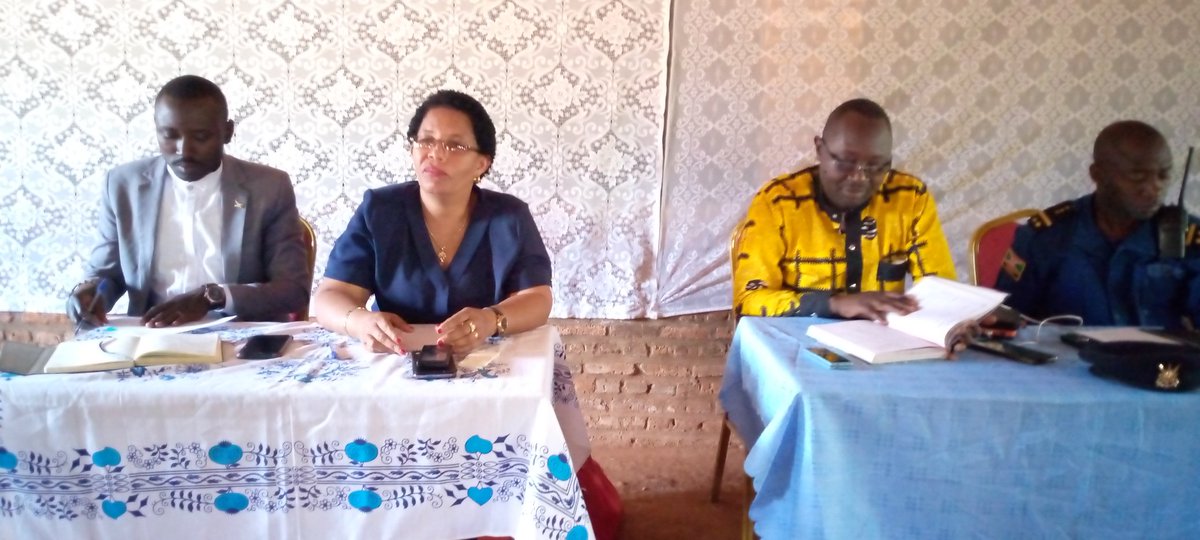 burungaProvince's tweet photo. 1) Le Gouverneur de #MakambaProv en compagnie de son conseiller juridique a effectué ce 12/7/22 d visites dans les zones de #Dunga &amp; #Bigina de la #KayogoroCom où elle a animé d réunions à l'endroit d chefs d collines &amp; sous collines en vue de leur rappeler au respect d lois. https://t.co/Q59cDRGKvd