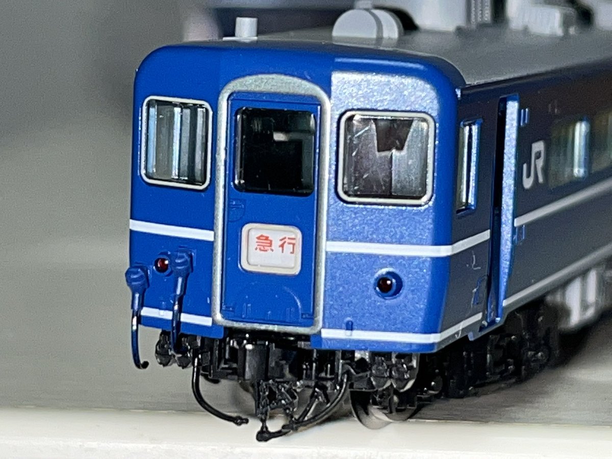 YFhP3REby25pZeQ's tweet photo. TOMIX急行八甲田スハフ14にキハ35付属パーツエアホースを(jc6377→TNカプラー)連結器付近に付けました❗️無理くりつけたが見た目はいい✨年末付近に発売の24系はやぶさのジャンパー栓一体化TNカプラーまで待てん‼️#トミックス #急行八甲田 #スハフ14 #jc6377 #TNカプラー https://t.co/QghCbQKv5q
