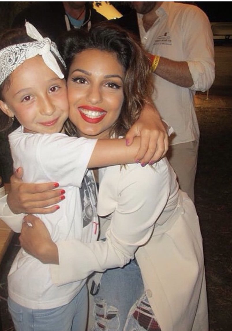 Delphine1715's tweet photo. 7ans séparent ces deux photos🥹 ce flash back d’hier nous a fait remonter tellement de souvenirs…. Mais la magie est toujours la même et j’ai vue les yeux de ma fille brillé comme si c’était hier …. Tout ça nous manque reviens nous vite ♥️ @taloula_music https://t.co/YF8QylWHQ1