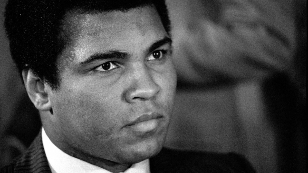 abhig85's tweet photo. Mohammad Ali was once asked by an interviewer - “What makes you so great, why do people love you?” He replied “Because I never look down upon those who look up to me.” #mohammadali #ali #boxer https://t.co/zPuT55BBvo