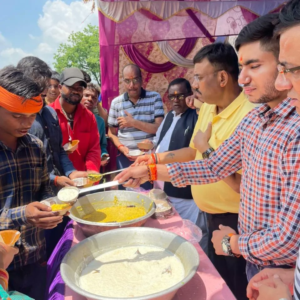 AnandmayEarth's tweet photo. Anandpoorna Initiative to serve the needy people, Mother Cow and Other animals, creature of God.
This time Director @Akarshkr99 &amp; Family serve khichdi and kheer to people residing in Hazaribagh, Jharkhand.
@cschaturvedi06 @narendramodi @HemantSorenJMM @myogiadityanath https://t.co/7b26gV1mSB