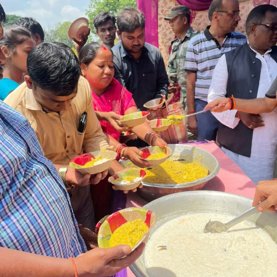 AnandmayEarth's tweet photo. Anandpoorna Initiative to serve the needy people, Mother Cow and Other animals, creature of God.
This time Director @Akarshkr99 &amp; Family serve khichdi and kheer to people residing in Hazaribagh, Jharkhand.
@cschaturvedi06 @narendramodi @HemantSorenJMM @myogiadityanath https://t.co/7b26gV1mSB