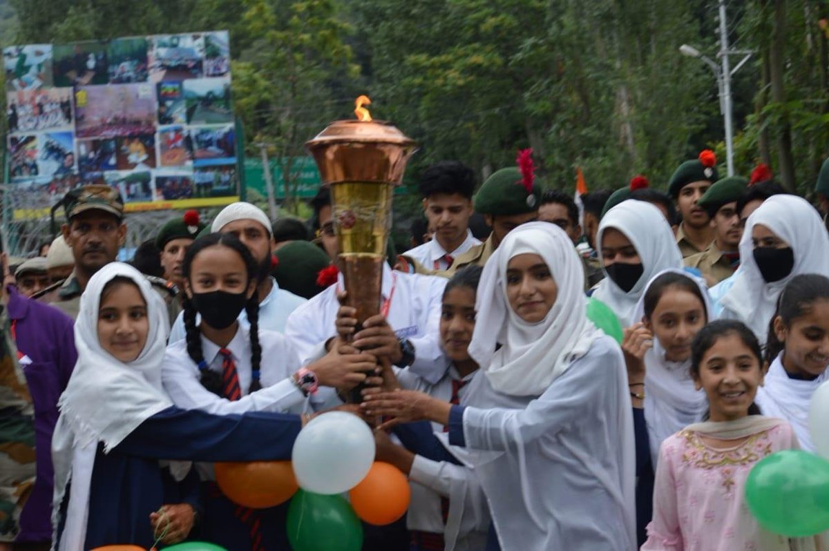 HukusBukus_786's tweet photo. #KargilVictoryFlame was received at #Uri amidst #traditional fanfare with active participation of Ex-Servicemen, #NCC Cadets, #Students, Veer Naris and Local Residents. #IndianArmy honoured Veer Naris and #culture program presented by #ArmyGoodwillSchool, Uri. 
#AmritMahotsav https://t.co/YrBu7JhGDu