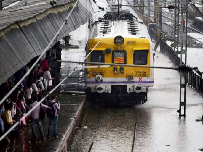 LayBhari3's tweet photo. Thane: The heavy rainfall since this morning has affected local train services in Thane. However, the administration claims it's due to technical problems. #laybhari #laybharinews #MumbaiRains #localtrain https://t.co/J1NCmxLLqZ