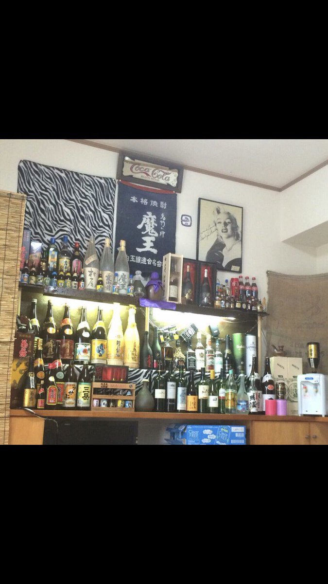 shinpyron's tweet photo. 完成に2ヶ月かかった
僕の夢の部屋。

いつでも人が集まる家をコンセプトに
酒に囲まれた最高の部屋。
まさにマイドリームルーム。

カウンターや塩ビで作った椅子も撮りたかったが散らかっているのでまた今度…笑

ちなみに賃貸だが大家さん公認👍
（棚取り付け中に現行犯で見られたww）
 
＃ぐしけん https://t.co/QcMHCs2Oxo