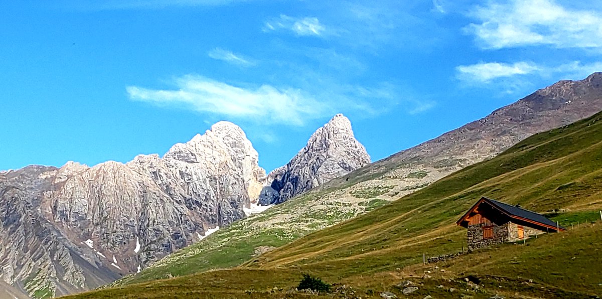 Malgré une végétation très en avance, les botanistes de <a href="/LautaretGarden/">Jardin du Lautaret (UGA/CNRS)</a> et <a href="/EcologieAlpine/">Laboratoire d'Ecologie Alpine</a> ont effectué cette semaine les protocoles flore pour la revisite du gradient de Valloire. Pour en savoir plus sur ce protocole, c'est ici:orchamp.osug.fr/images/BB_3146…