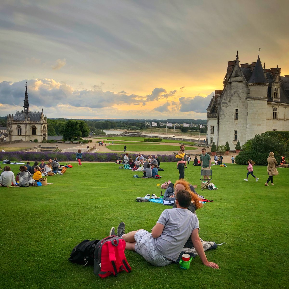 🥪 Première soirée "Pique-nique Panoramique" de la saison ce vendredi 15 juillet. Venez profiter (en musique) du magnifique balcon ouvert sur le paysage que constituent les jardins du château d'#Amboise ! 
🎶Concert du soir : Les "4 Rock"
🎟️Réservation : chateau-amboise.com