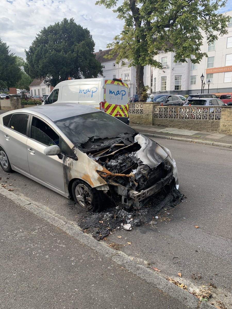 jenn1e_m's tweet photo. Can’t believe @LBofBromley have done nothing about this burnt out car thats been sitting here for nearly 6 weeks. https://t.co/yswcJCP3rK