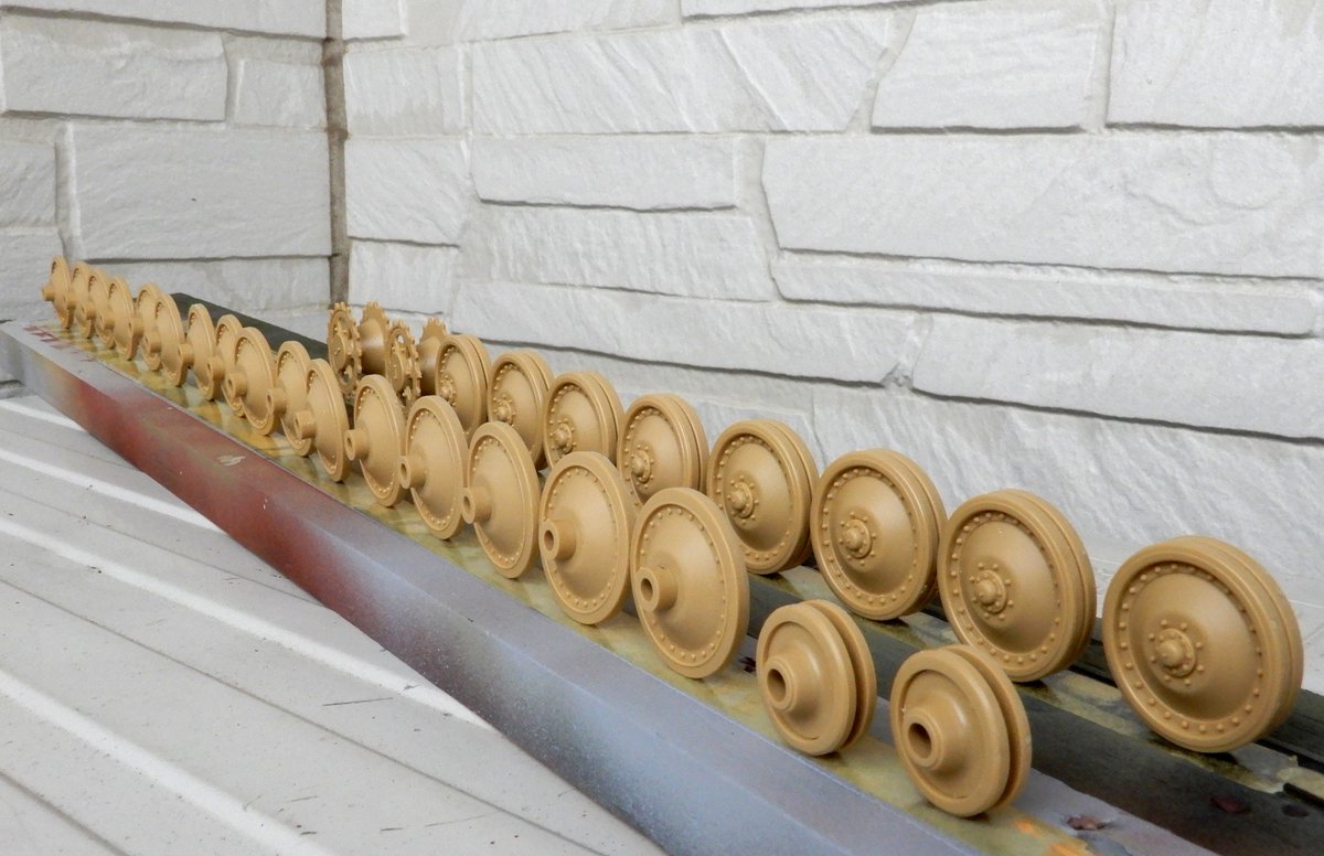 Yoshi84525254's tweet image. 【PantherＧ 進捗2】
この転輪の数。。。虎さん・豹さんを敬遠しちゃう理由の一つ・・・😆💦

今日は荒天のため塗装は諦めて別のキットを開封したりする😇

#タミヤ　#パンター　#PantherG #戦車模型