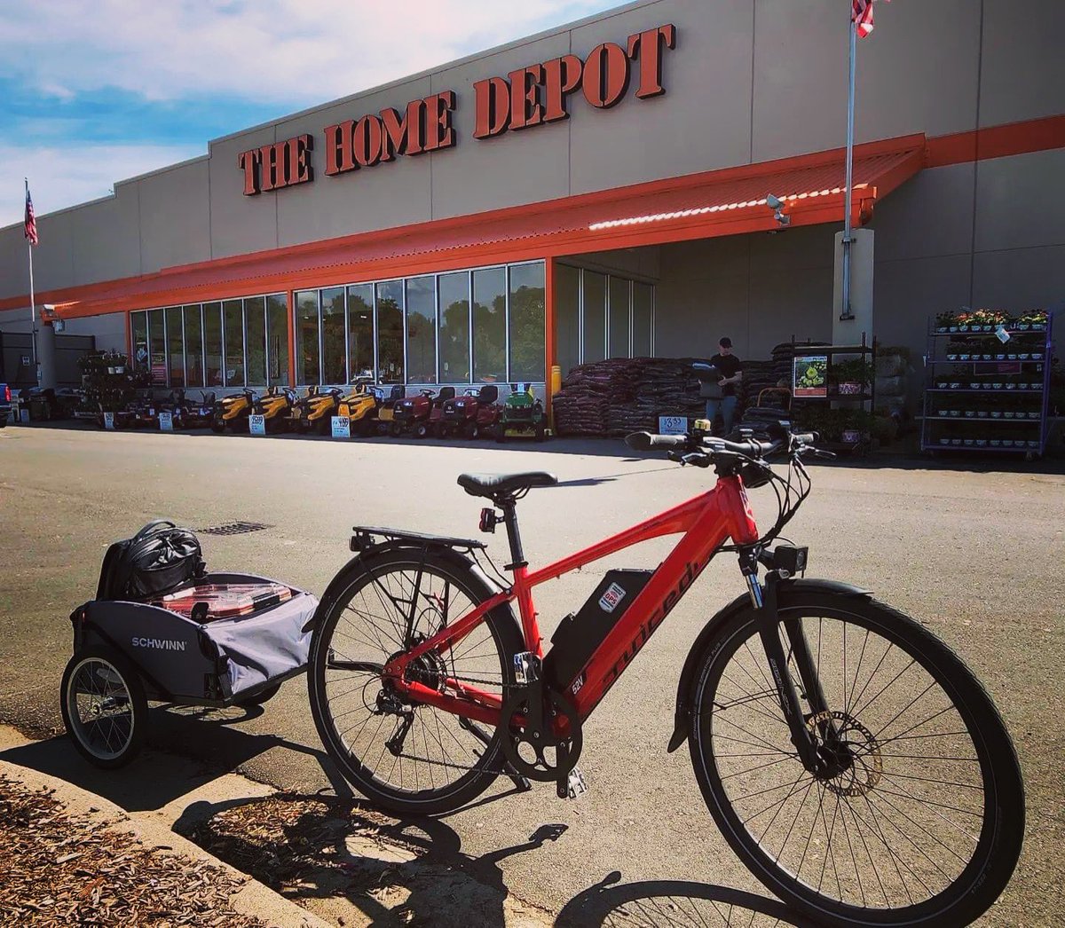 ModeShiftKzoo's tweet photo. Is a bike and trailer needed for small trips to Home Depot? Maybe, maybe not.
But then again, is a 6000-lb pickup truck needed either? Definitely not!
#ThisIsACustomer #ThisIsWhatACustomerLooksLike
#BetterByBike #OneLessCar #IBikeIVote #BikeZoo #ModeShiftKzoo https://t.co/uEBystinzG