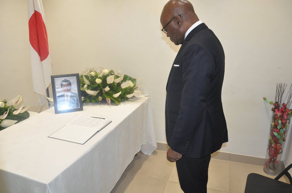 BeninDiplomatie's tweet photo. A l’Ambassade du Japon près le Bénin ce 13 juillet 2022, @AAgbenonciMAEC a signé le livre de condoléances, ouvert à la suite de l’assassinat de Shinzo ABE, ancien Premier Ministre du Japon. Il a salué la mémoire d’un grand homme d’État qui a lutté pour la paix dans le monde. https://t.co/JzPUvdZ5hP