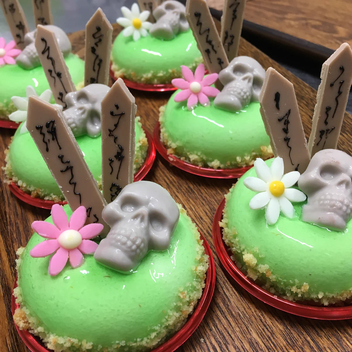 【話題】大阪の菓子工房シュクルリの卒塔婆とドクロ を乗せた青リンゴのムース〝野ざらし〟