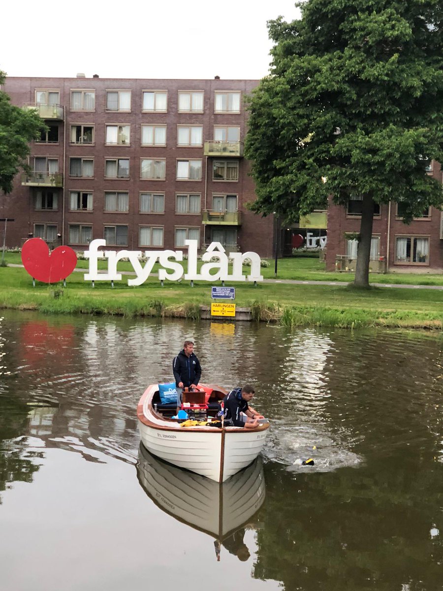 Respect! Stefan van der Pal zwemt 200 kilometer, fietst 235 kilometer en loopt 205 kilometer langs de Friese elf steden. Vanochtend passeerde hij #Bolsward en daarmee is hij over de helft met zwemmen. 🏊‍♂️🚴‍♂️🏃‍♂️