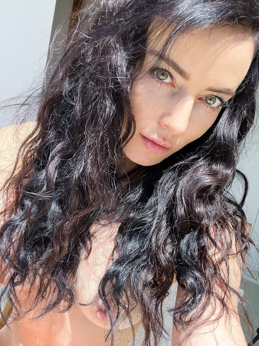 Naked in the sunlight is my favorite. ☀️ https://t.co/TC3mlGHR50