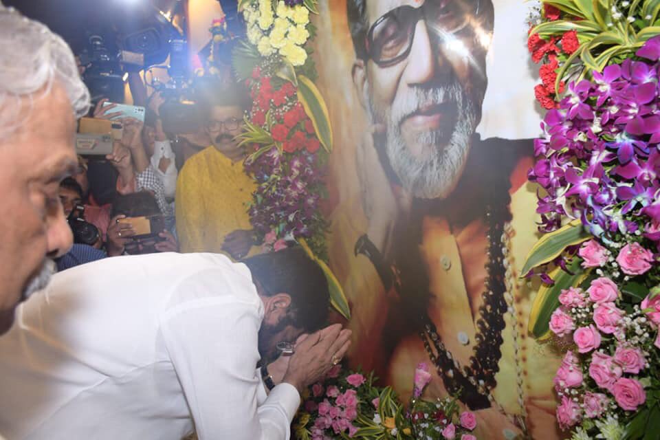 mieknathshinde's tweet photo. गुरुपौर्णिमेच्या निमित्ताने आज ठाण्यातील आनंद आश्रम येथे उपस्थित राहून वंदनीय #हिंदुहृदयसम्राट #शिवसेनाप्रमुख #बाळासाहेब_ठाकरे तसेच वंदनीय गुरुवर्य #धर्मवीर #आनंद_दिघे #साहेब यांच्या प्रतिमेला पुष्पहार अर्पण करून विनम्रतापूर्वक वंदन केले.

#गुरुपौर्णिमा https://t.co/EfAw61N5ce