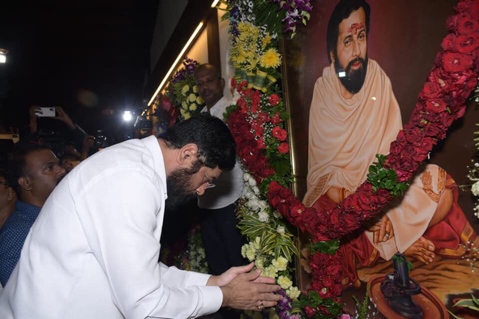 mieknathshinde's tweet photo. गुरुपौर्णिमेच्या निमित्ताने आज ठाण्यातील आनंद आश्रम येथे उपस्थित राहून वंदनीय #हिंदुहृदयसम्राट #शिवसेनाप्रमुख #बाळासाहेब_ठाकरे तसेच वंदनीय गुरुवर्य #धर्मवीर #आनंद_दिघे #साहेब यांच्या प्रतिमेला पुष्पहार अर्पण करून विनम्रतापूर्वक वंदन केले.

#गुरुपौर्णिमा https://t.co/EfAw61N5ce