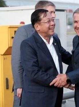 teeeapot's tweet photo. You know we’re winning when he looks more laid back and secured in a foreign land than in Myanmar. https://t.co/Heoi46eKrJ