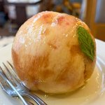 中にいっぱい楽しみが詰まったケーキ。桃を丸ごと味わえる「まるごとピーチ」。