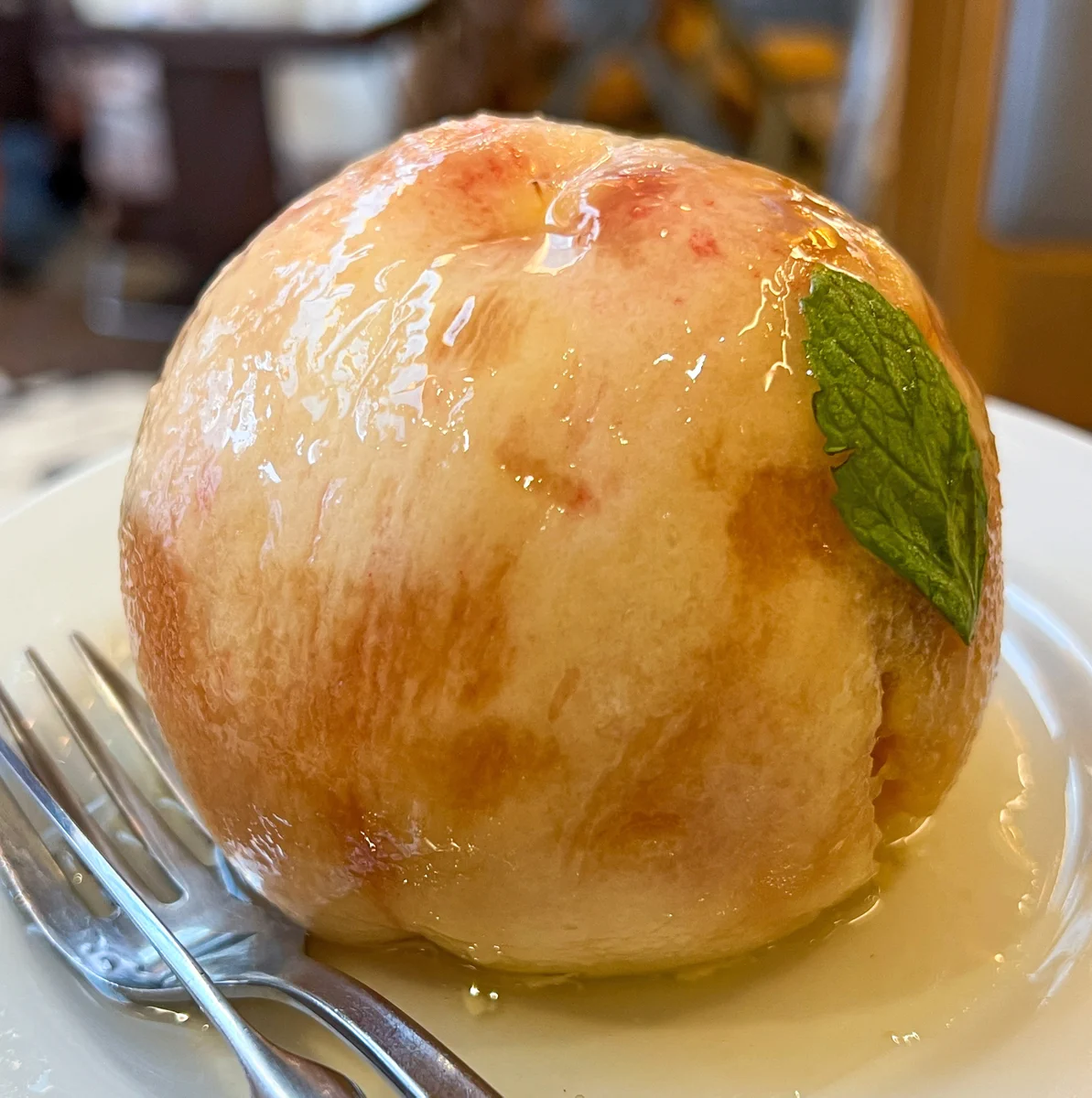 中にいっぱい楽しみが詰まったケーキ。桃を丸ごと味わえる「まるごとピーチ」。