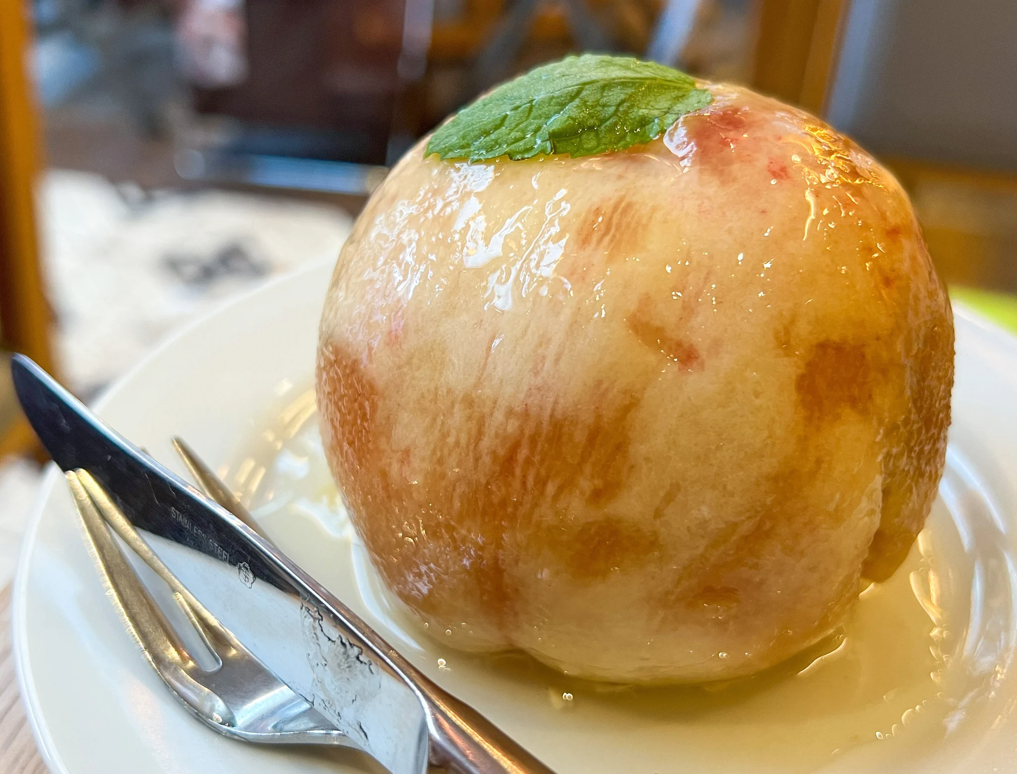中にいっぱい楽しみが詰まったケーキ。桃を丸ごと味わえる「まるごとピーチ」。