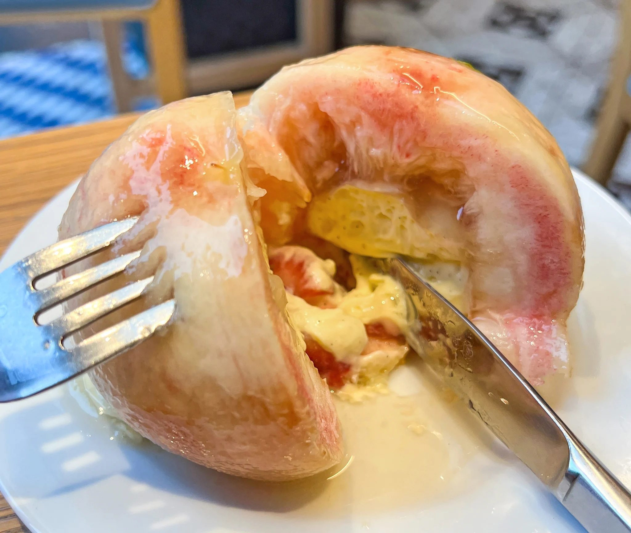 中にいっぱい楽しみが詰まったケーキ。桃を丸ごと味わえる「まるごとピーチ」。
