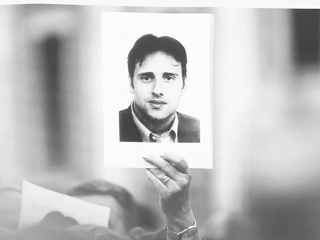 Lorenzo Rodríguez 🇪🇸 (@lorenzorguez) on Twitter photo ⚫️Hoy se cumplen 25 años del brutal asesinato de Miguel Ángel Blanco. Unas horas y un asesinato que cambió para siempre la historia de España y marcó el principio del fin de ETA.
Hoy nos queda su legado y su memoria. Es nuestro deber cuidar y honrar.🕯
Un abrazo para su familia ⚫️Hoy se cumplen 25 años del brutal asesinato de Miguel Ángel Blanco. Unas horas y un asesinato que cambió para siempre la historia de España y marcó el principio del fin de ETA.
Hoy nos queda su legado y su memoria. Es nuestro deber cuidar y honrar.🕯
Un abrazo para su familia