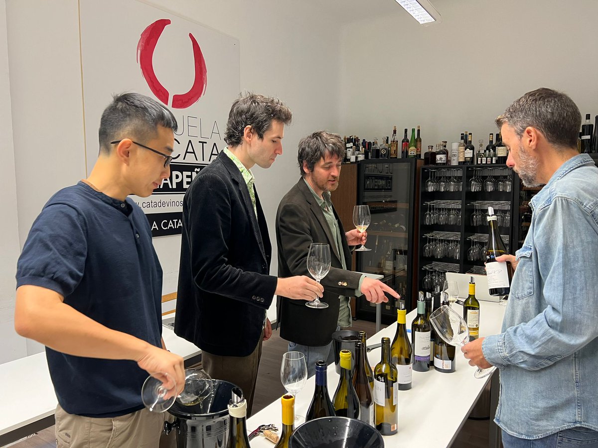 guiapenin's tweet photo. 🍷Después de tres días muy intensos para nuestro equipo de cata, se enfrentan a su última jornada de #recata. Que se vayan preparando los blancos, espumosos y vinos tradicionales... ¡es su turno! 👀 https://t.co/6dIOn5oCOw