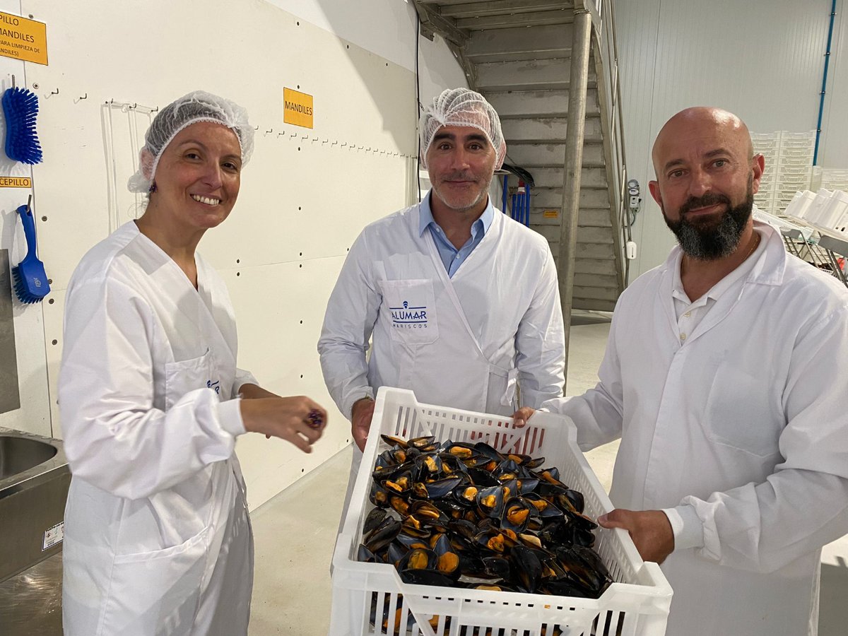GaliciaCalidade's tweet photo. #MariscosAlumar recibe o certificado #GaliciaCalidade para os seus produtos da man de #ManuelHeredia e @anamendezgil
🔹 O selo, con validez para os próximos tres anos, permitirá á empresa incluír o distintivo nas etiquetaxes dos produtos certificados
ℹ️ https://t.co/UqTrd9ueak https://t.co/iOWLZdSiPK