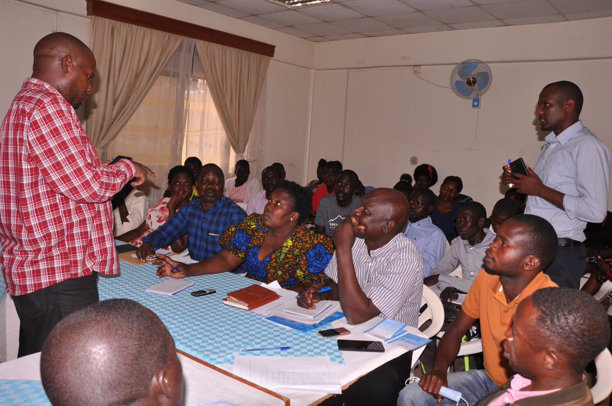 ImukaAccess's tweet photo. #Highlights  #BusinessClinic in #Soroti #City at Landmark Hotel. The @ugandainvest takes #Entrepreneurs through the #ProfilingTools and the benefits@ImukaAccess lead @roygaks sharing with the #Entrepreneurs #PitchfestUg Opportunities. #Connect #Learn #Share @UIRI2017  @AAINOnline https://t.co/Xp6tCbYpJQ