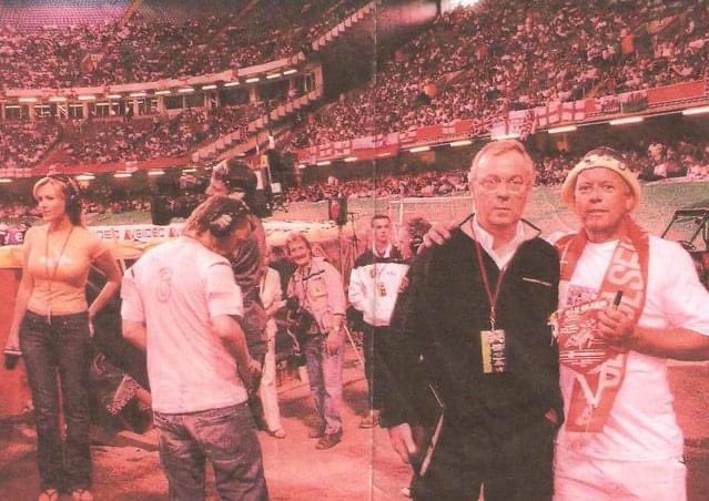 sophieRblake's tweet photo. I got sent this fantastic classic Speedway photo from the retired photographer Mike Patrick. Thereโs a lot to digest in this picture, including why was I wearing flip flops in the pits! ๐คฃ #speedway #pitreporter #guesstheyear https://t.co/Iyt6YOPfpu