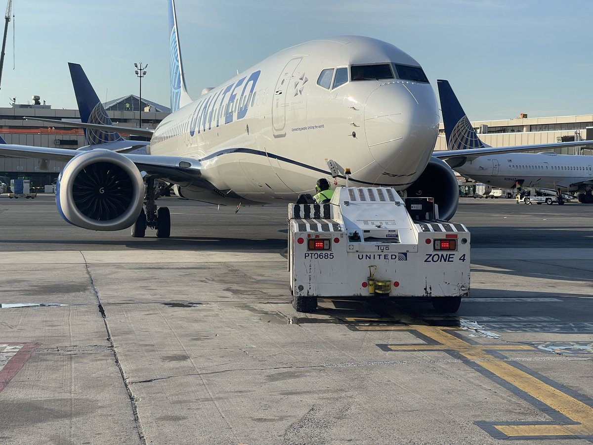 @TonyBresciani @BsquaredUA @DavidWisdomUA @KevinSummerlin5 @HendyGeorge STAR flight EWR-SEA rolls off the Core4 gate 8 minutes early! Brand new lead at the helm.