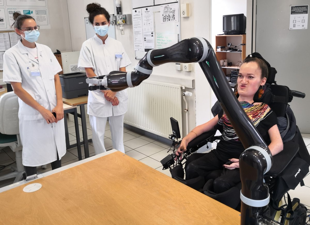 Pare_Poincare's tweet photo. Les ergothérapeutes de la plateforme nouvelles technologies à l’hôpital Raymond-Poincaré @aphp réalise des essais du bras robotisé Jaco en présence de @ErgoDiffusion afin d’améliorer l'indépendance et l'autonomie au quotidien des personnes en situation de handicap👏🙏 https://t.co/gsAvGuPRO2